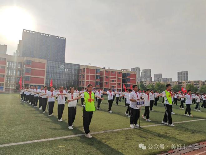 包含体操比赛现场热火朝天，观众掌声不断的词条